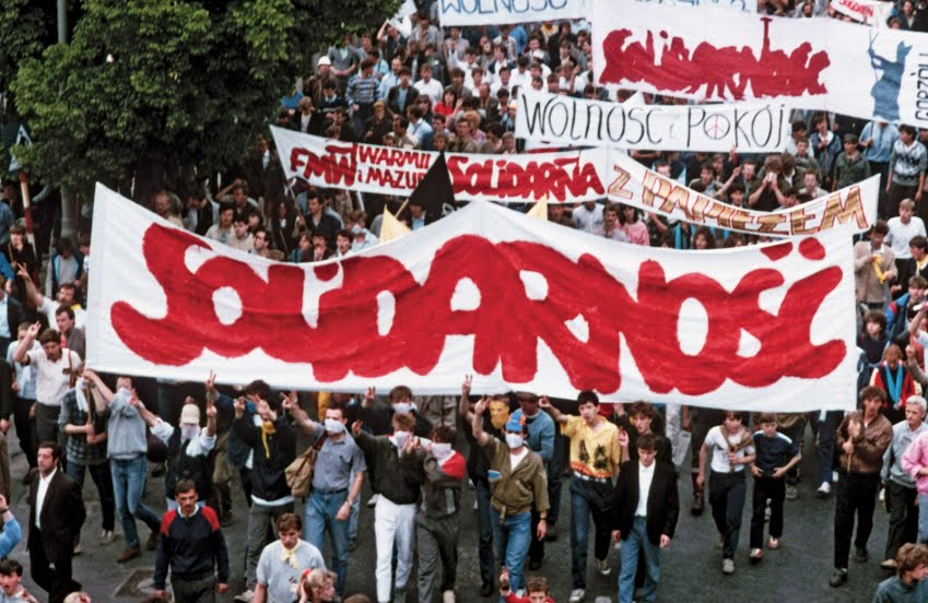 4 June 1989: Poland's #Solidarity trade union landslide win in the first mostly-free elections in post-WWII #Poland helps lead to a peaceful anti-communist revolutions in Eastern Europe and the fall of the Iron Curtain. #history #ad amzn.to/3eNXNm5