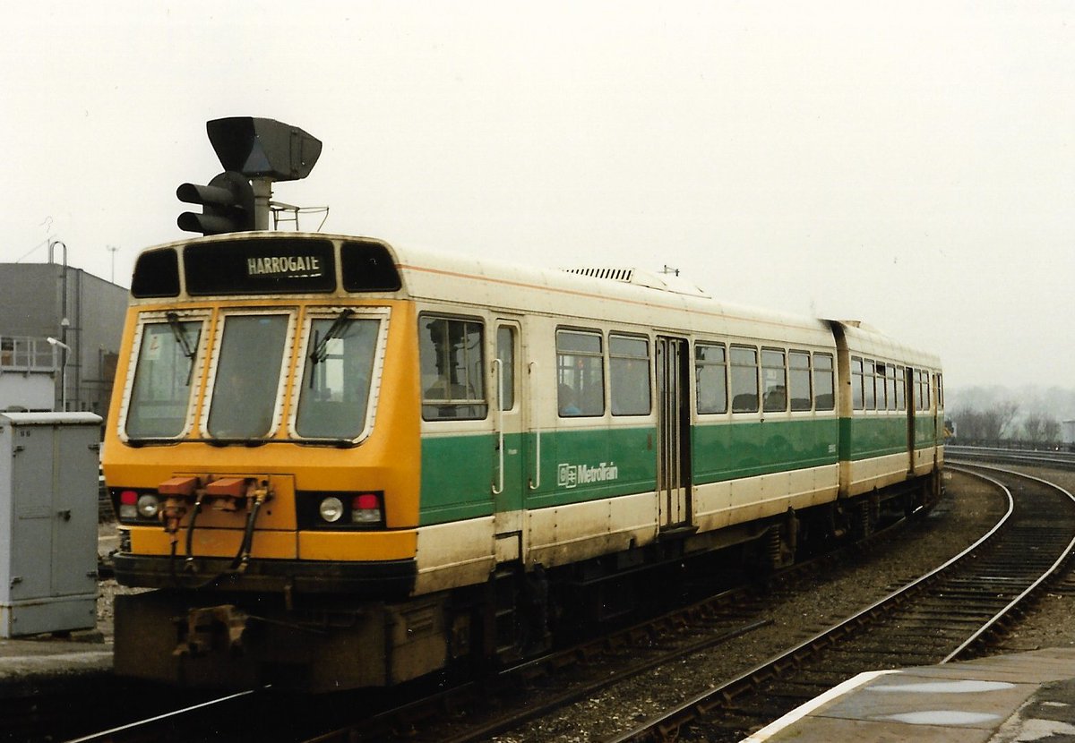 York Station 4th April 1987
British Rail Class 141 DMU set 141002 departs with a service to Harrogate
Original Green & Cream MetroTrain colours on the Leyland Bus/Train monstrosity!
#BritishRail #Class141 #York #Harrogate #trainspotting 🤓