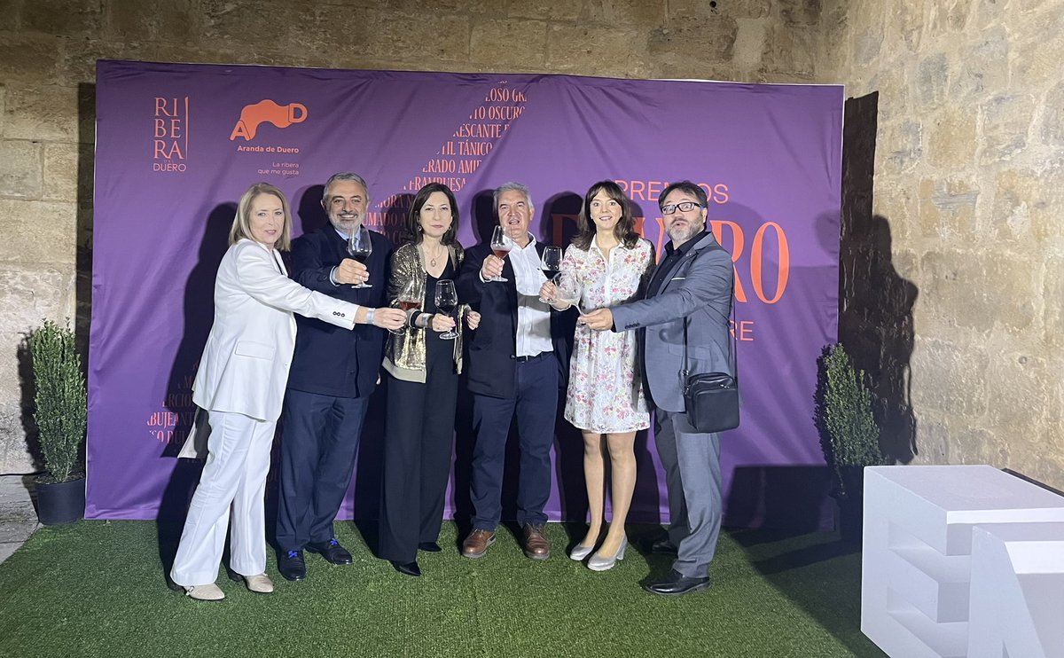 Entrega de @PremiosEnvero 2023 a los galardonados tras la cata multitudinaria de vinos de la D.O #RiberaDelDuero celebrada en #ArandaDeDuero

Enhorabuena a Javier Ajenjo por el Envero de honor, muy merecido !!