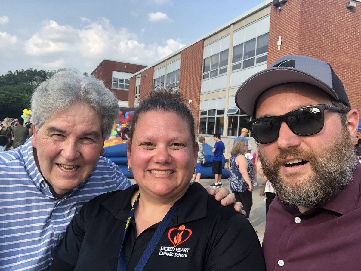 SHFlames's tweet image. Thank you Jeff from Owens Corning for coming to our event!  We appreciate all the support!  

Thank you Trustee Tersigini for joining us tonight in your old stomping grounds!  You are always welcome at Sacred heart!