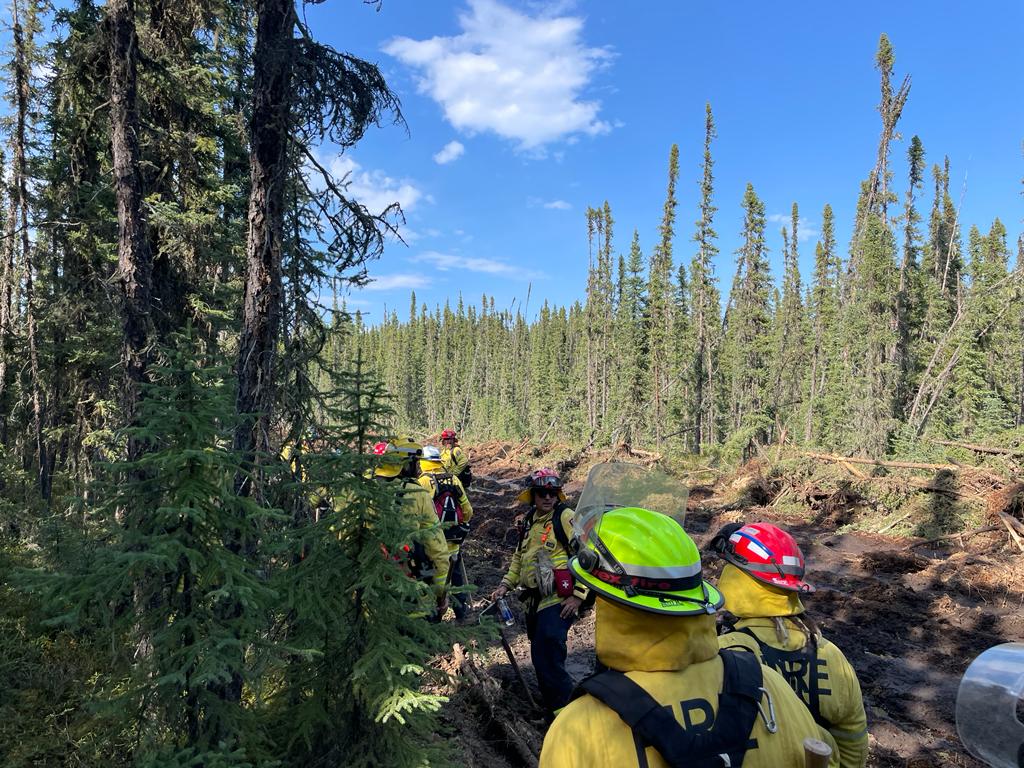 FireEmergencyNZ's tweet photo. Our team of 25 firefighters, incident management and helibase operations specialists are on the ground helping to fight the wildfires in Alberta, Canada. 🚒

It's tough mahi and we are proud of our firefighters who are giving it their all to help Canada in its time of need. ❤️ https://t.co/vFIfDCWoeq