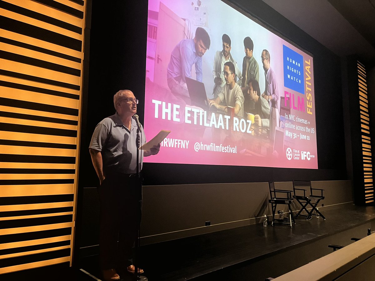 Here’s John Biaggi, Director of #HRWFF, on stage to introduce THE ETILAAT ROZ. This dramatic account of a group of courageous journalists is a struggle for truth, freedom, and life.