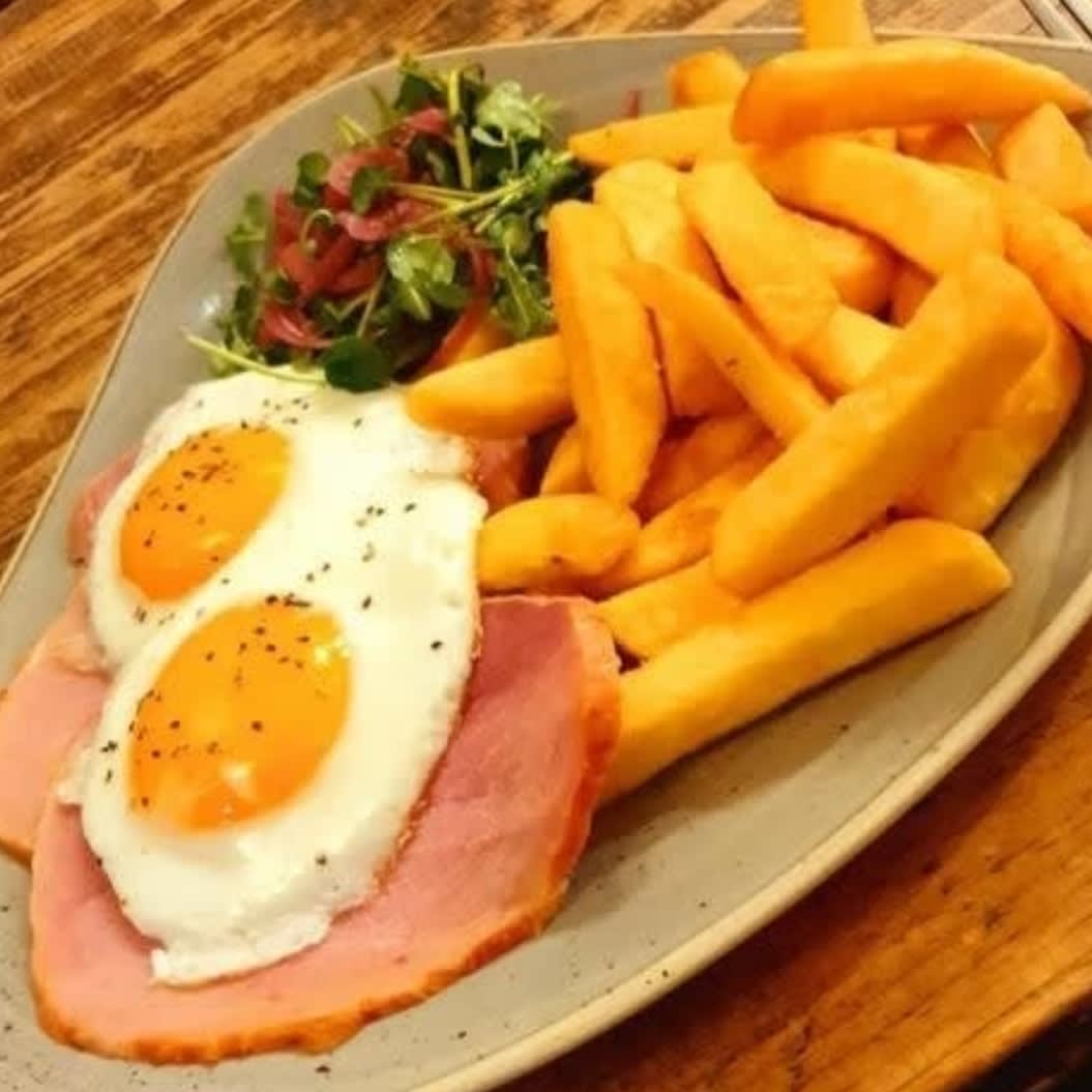 henryaddington's tweet photo. Nicholson's cured ham served with two fried eggs, chips and a salad garnish. The perfect Ham, egg and chips! https://t.co/0lgArcZirz