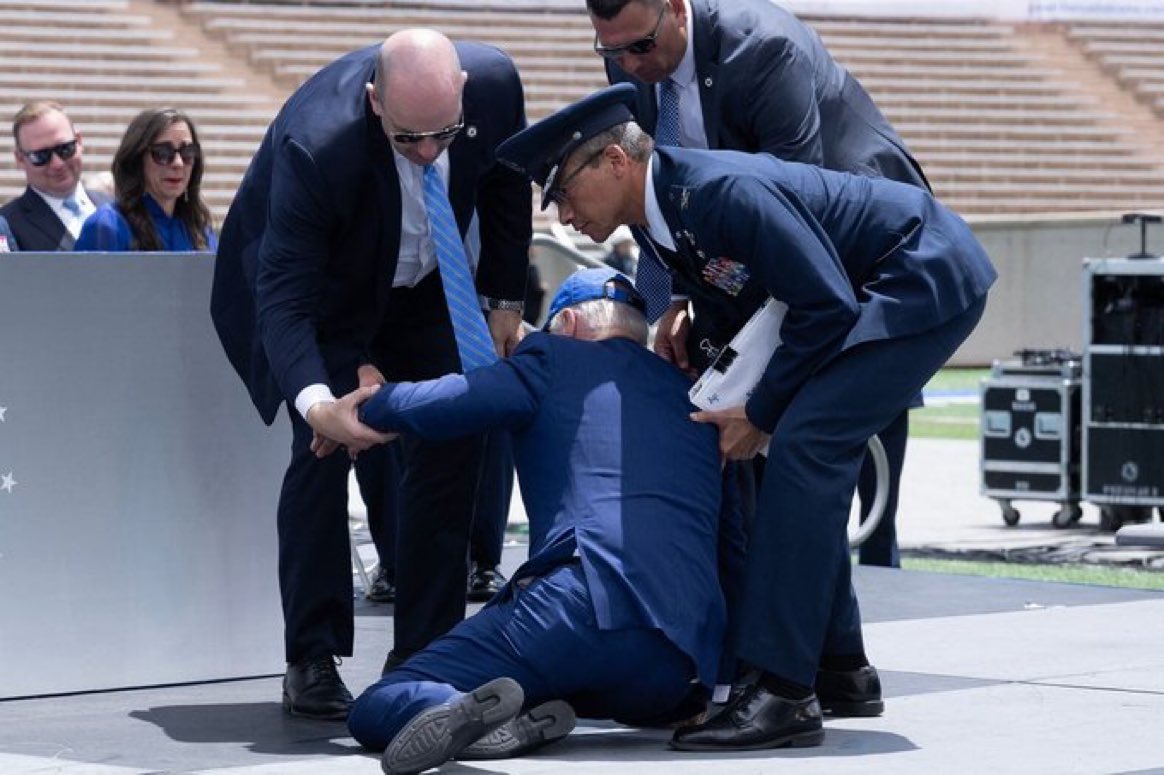 La Maison Blanche a déclaré que le président Biden allait bien après avoir trébuché et être tombé après avoir prononcé un discours et remis des diplômes aux diplômés de l'Académie de l'armée de l'air à Colorado Springs jeudi. Biden a été aidé et a semblé se rétablir rapidement.