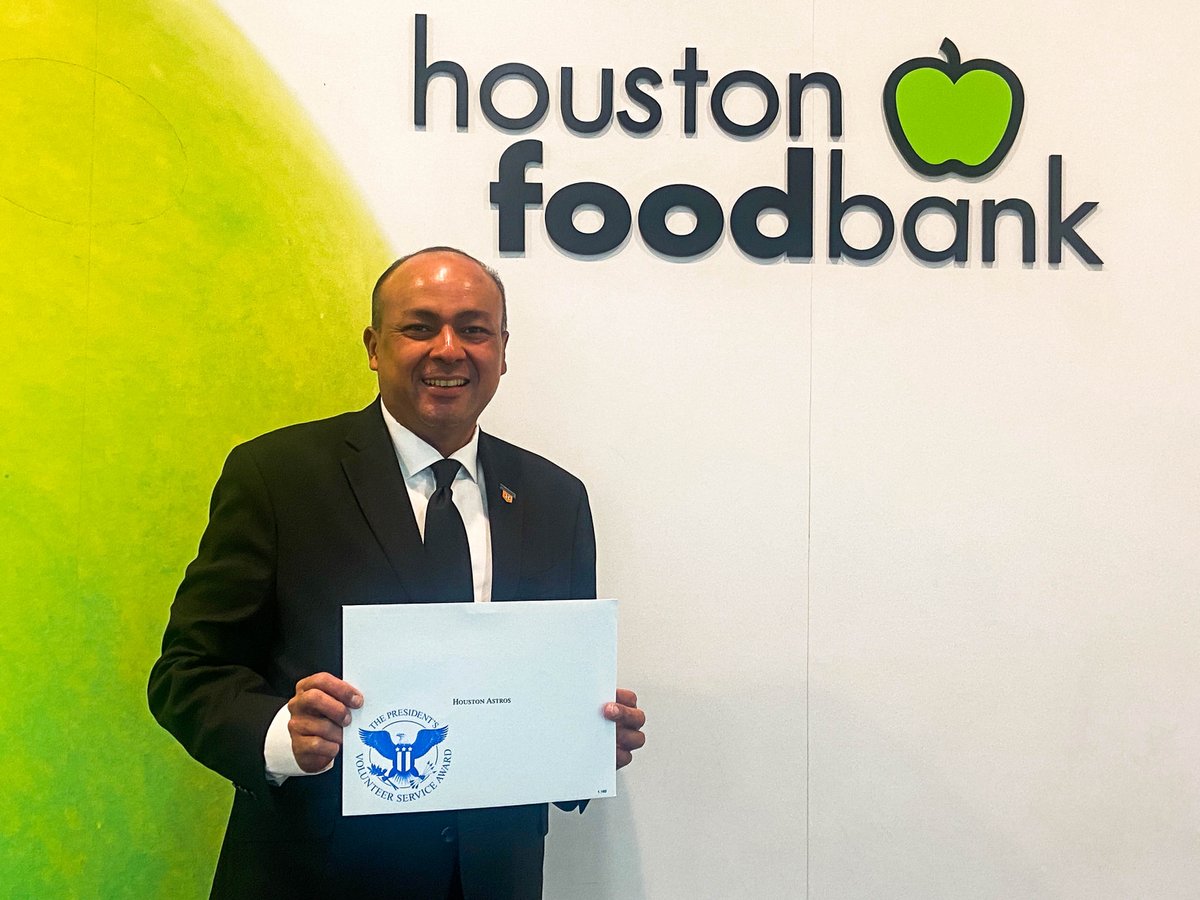 Astros Foundation and Hugo Mojica (Program Manager) accepted The President's Volunteer Service Award from the CEO of the @HoustonFoodBank.

We would like to thank our @GallagherGlobal volunteers for their over 1100 hours of service for the Houston Food Bank last year.