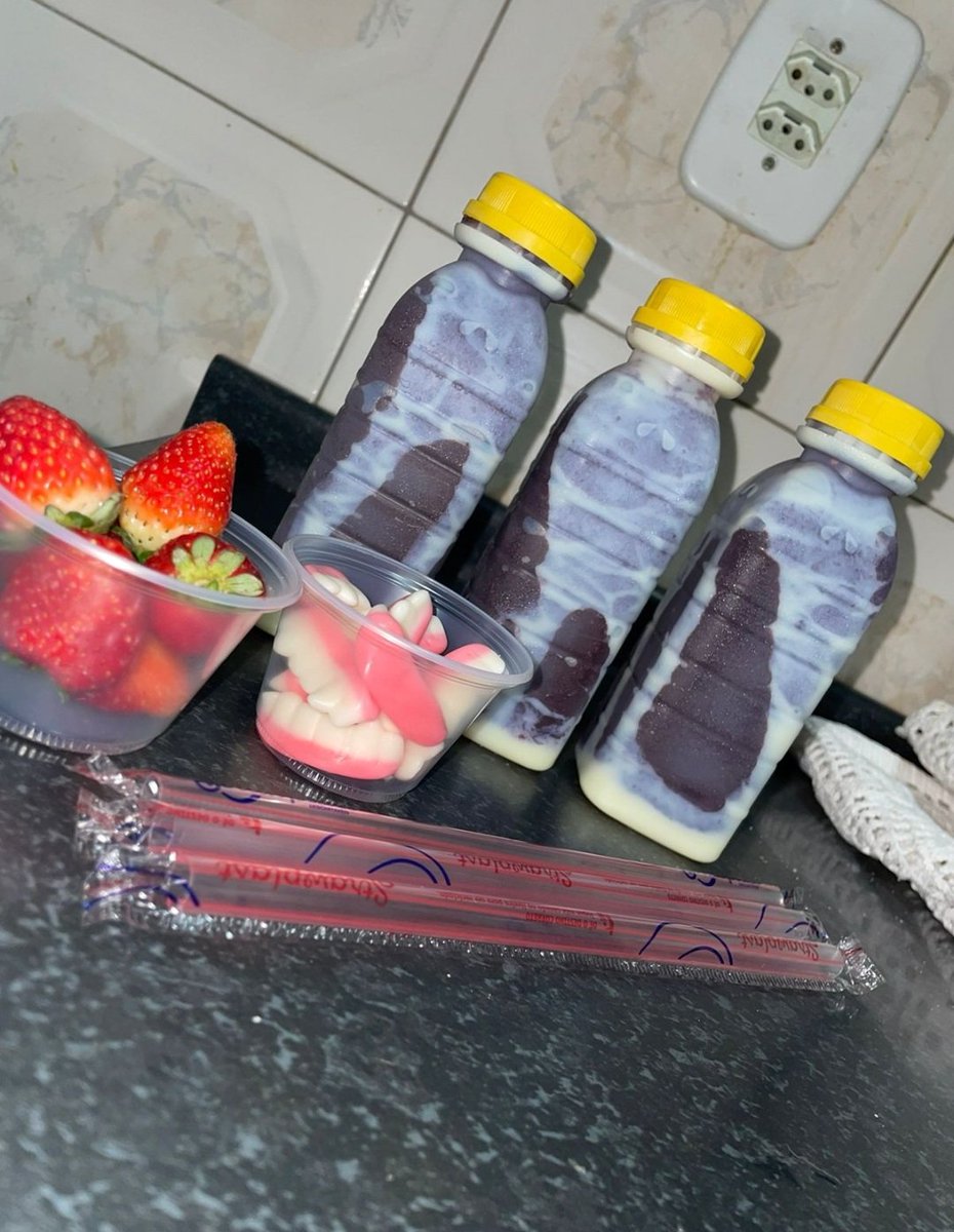 DonaTesta3's tweet photo. Novidade chegando por aqui... 
Açaí na garrafa batido com banana e granola por apenas 10,00 🤤 
Façam o pedido de vocês, entregamos em toda a ilha. Número p pedido: 21997380241 vem ser feliz 🥳 https://t.co/ZErOhsfo14