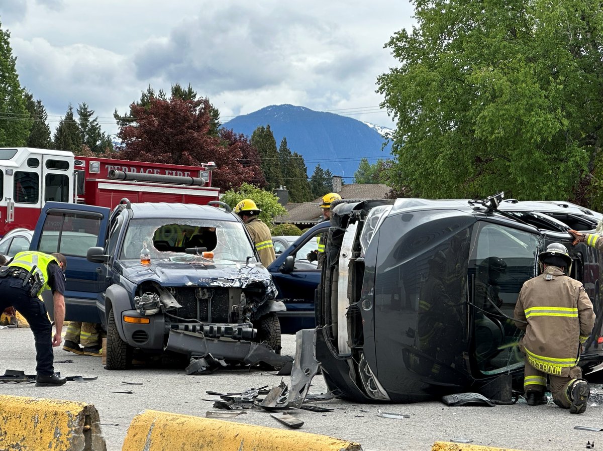 Gr 11 and 12 students at Caledonia had the opportunity to witness a “mock” motor vehicle accident scenario today. Thank you to BCEHS, RCMP, Terrace Fire Department and Caledonia Drama students for making this such a success. #SD82 #healthcare #Careers