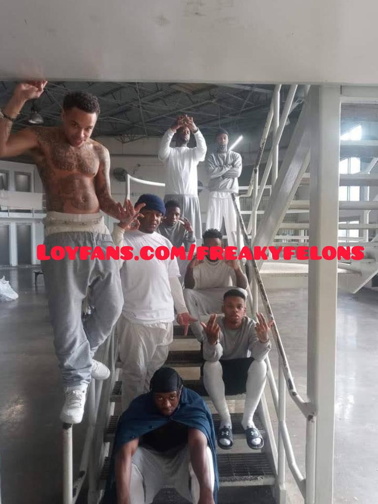 Who want prison dick pics  in their inbox ? Retweet