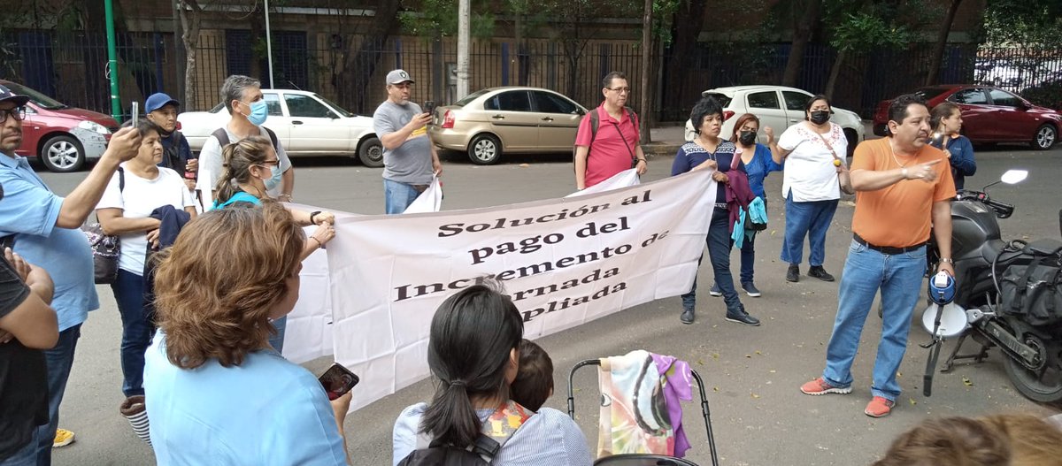 lalitafirafita's tweet photo. @Foro_TV @AztecaNoticias @adn40 @Milenio @OnceNoticiasTV @lopezobrador_ @PaolaRojas @Imagen_Mx  Trabajadores PAAE,  estamos afuera de la AEFCM en Xocongo.
Exigimos pago de Jornada Ampliada  #CalvarioCorrupto https://t.co/unPrwxfLDQ