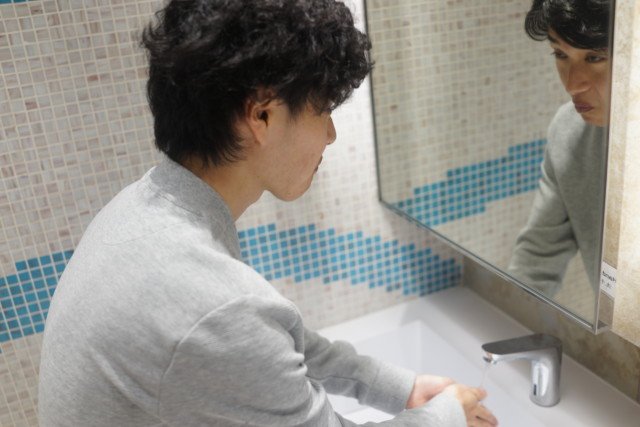 nadareshiki's tweet photo. 起きたらどこにもいねーと思ったら…orz  https://t.co/rYDBgjeNYV
#いない
#驚く
#ネコのキゲン https://t.co/AiOHRbLIpE