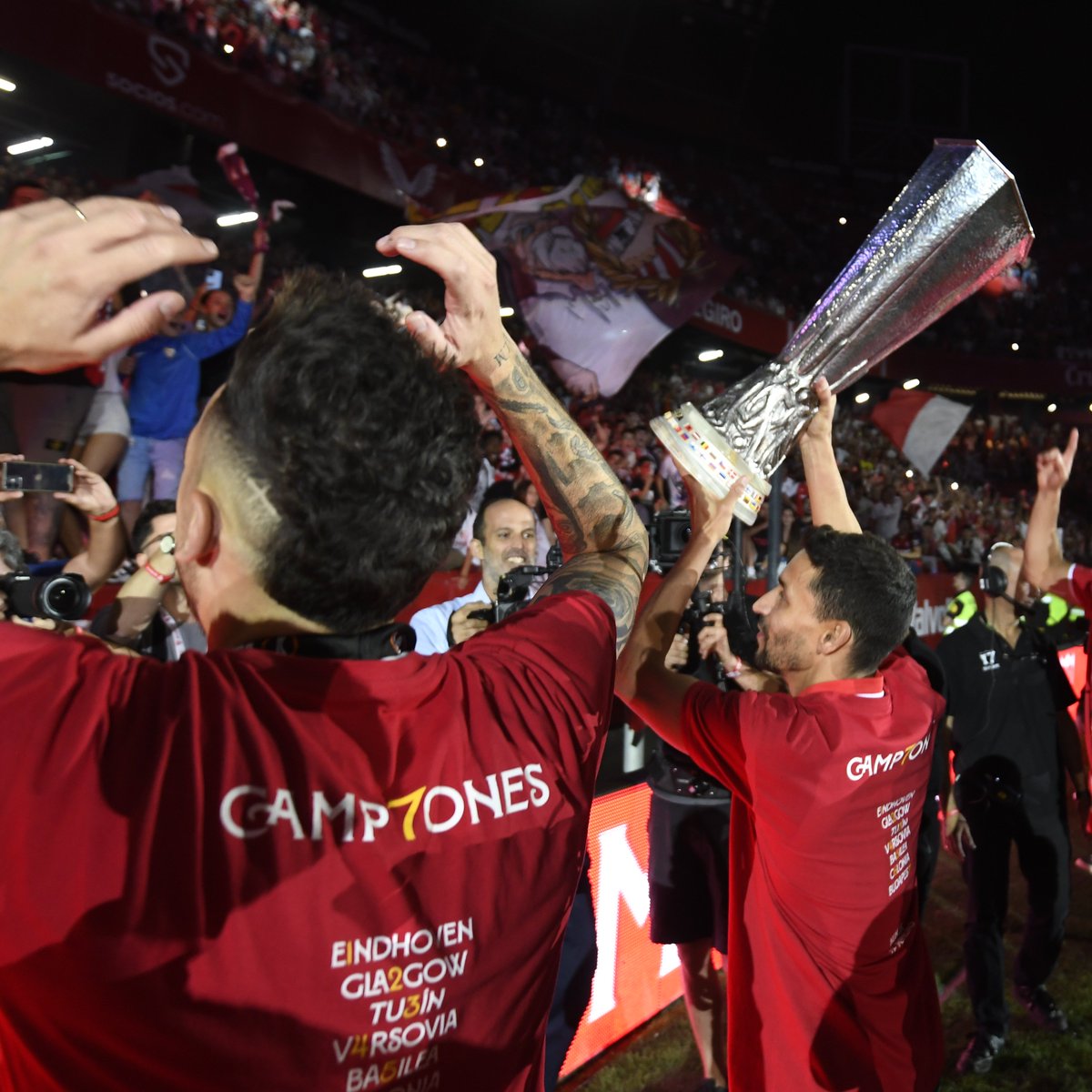 SevillaFC's tweet photo. 🥳🏟 Juntos de nuevo...

#NadieLaQuiereComoNosotros https://t.co/7BXArq6wwH
