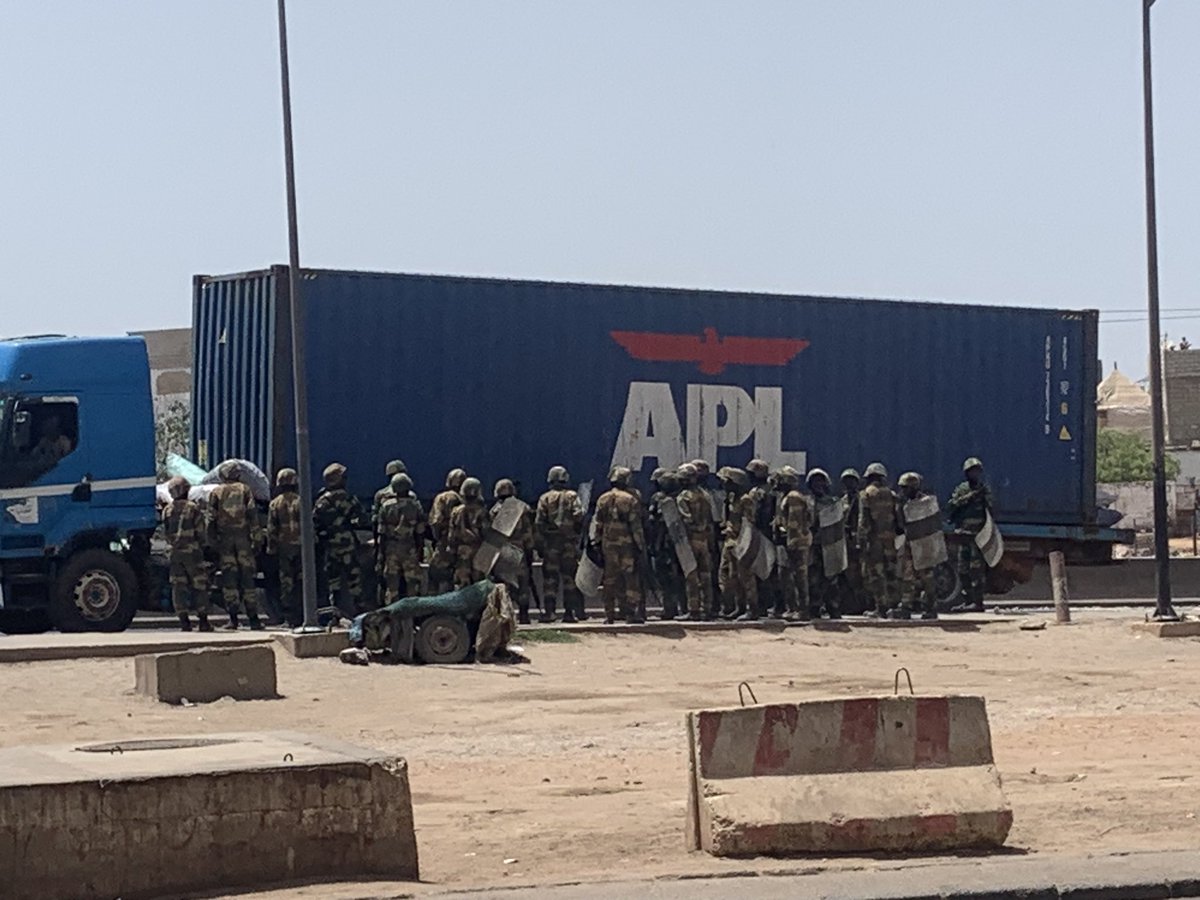 @ngenaar Arrête de mentir , j’habite à Bargny l’armée  est sorti pour parler aux jeunes de ne pas brûler certains édifices et ces mêmes jeunes leur ont accompagnés sur ça . Guay doul di tekk nann disperser . 
Si tout est sous contrôle , pourquoi vous hésitez à sortir de vos maisons ?