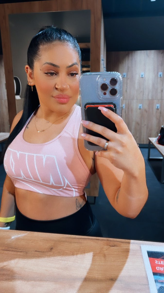 Damit ihr euch jämmerlich in euren Schlaf wichsen könnt, habt ihr nochmal ein schönes Bild aus der heutigen gym-Session. Genießt es, habe heute gute Laune 😁😈😁

#findom #fendom #bdsm #sklave #geldherrin #mistress #dominant