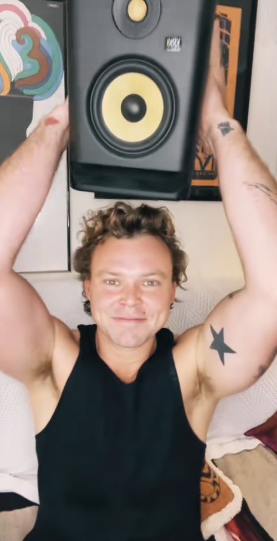 Madi 卌 misses 5sos on Twitter "RT SWIFTS0SSLUT if ashton is throwing