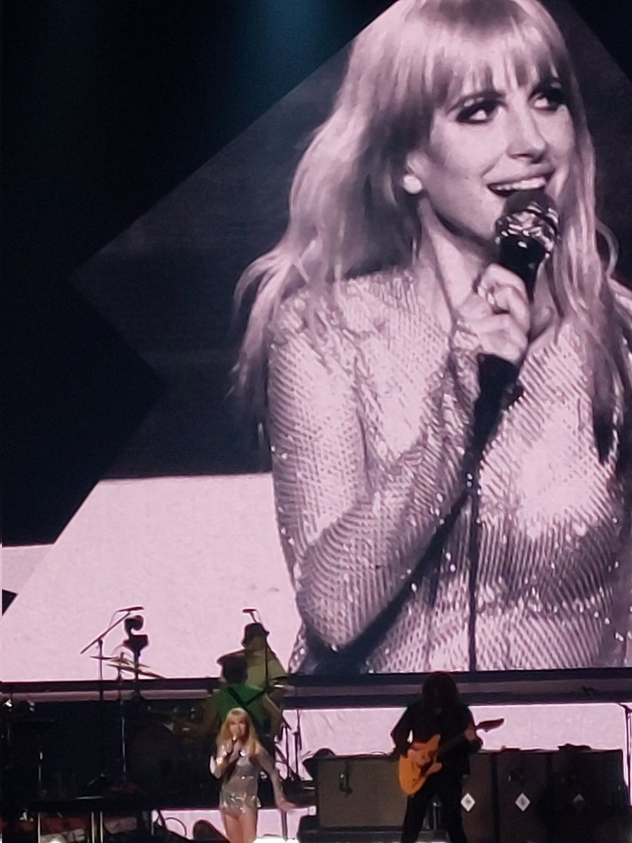 gwenluv22's tweet photo. seeing Paramore at MSG the past 2 nights was one of the best experiences ive had at a live show, the way the entire arena went off was so much fun, I love that band so much it was like a dream, its been years since I saw them n missed them sm💛💛💛 #paramoremsg #paramore https://t.co/ftwQyoWeUv
