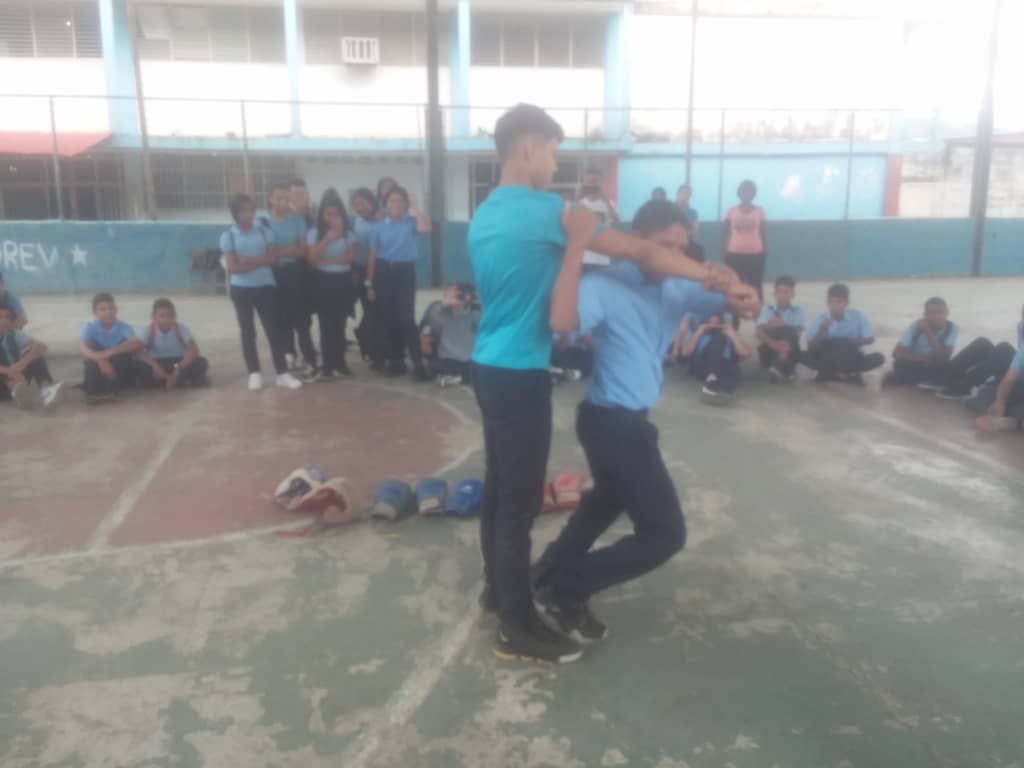 La Base Va A La Escuela llegó a la 'U.E. Torres Viña', para fomentar el deporte y la captación de nuevos Pacificadores.
@NicolasMaduro
@vargas_mimou
@Aimara_aguilarr
@fundacion_mpv
#IntegraciónEnLaDiversidad