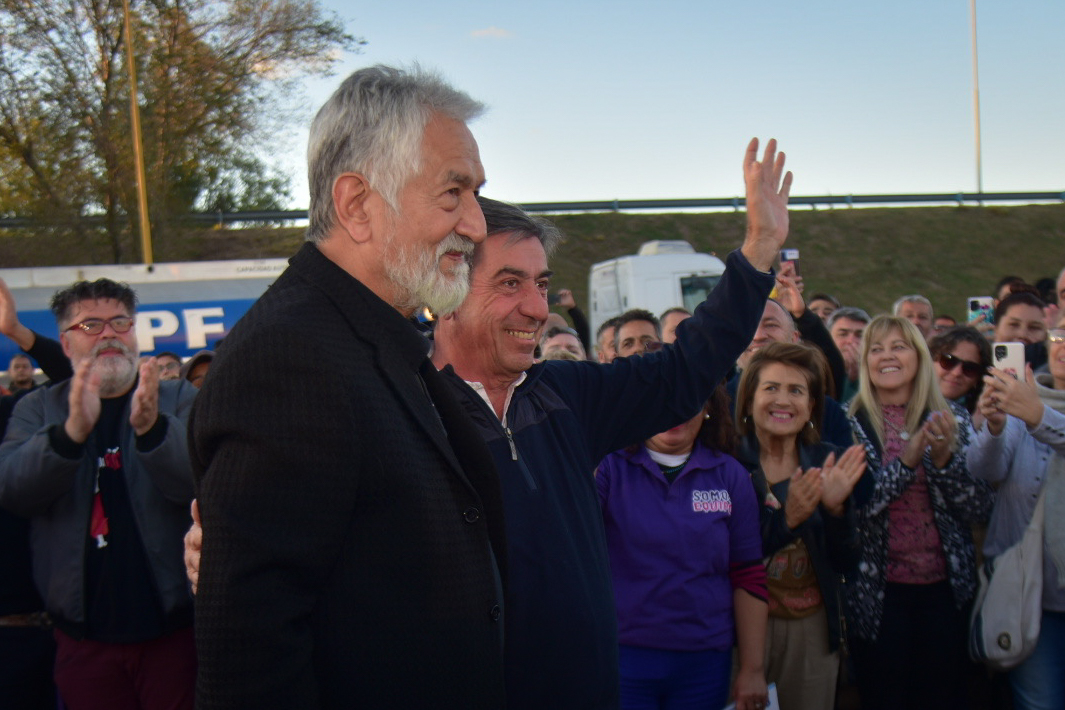 GatoFernandezOK's tweet image. Invitado por las autoridades provinciales y municipales participé de la inauguración de una obra muy esperada por todo Villa Mercedes.
Se trata de la jerarquización de los accesos por la Ruta Nacional Nº 7, lo que permite mayor seguridad vial y fluidez en la circulación.