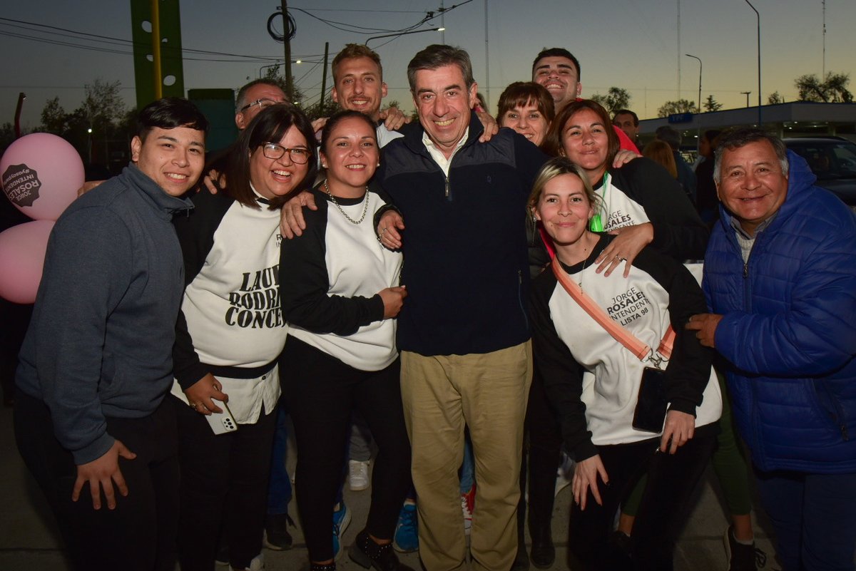 GatoFernandezOK's tweet image. Invitado por las autoridades provinciales y municipales participé de la inauguración de una obra muy esperada por todo Villa Mercedes.
Se trata de la jerarquización de los accesos por la Ruta Nacional Nº 7, lo que permite mayor seguridad vial y fluidez en la circulación.