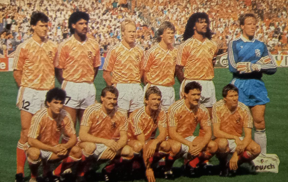 Formación de Holanda/Países Bajos durante la Eurocopa de 1988 en Alemania, donde se consagraría campeón de la mano de Gullit y Van Basten #netherlands🇳🇱 #dutch #futbol #football #futebol #gullit #vanbasten #euro1988🇩🇪 #vintage #retro