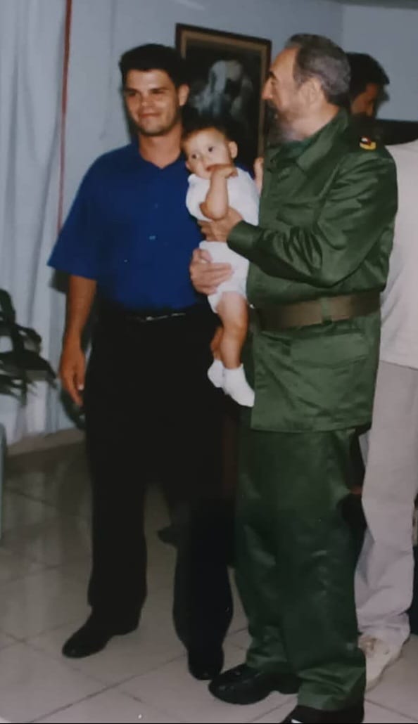 FACSmirnov's tweet photo. "Solo el amor alumbra lo que perdura", y hoy seguimos  #CreciendoAlFuturo.

Muchas felicidades en el Día Internacional de la Infancia. https://t.co/gk6i9RzKwI