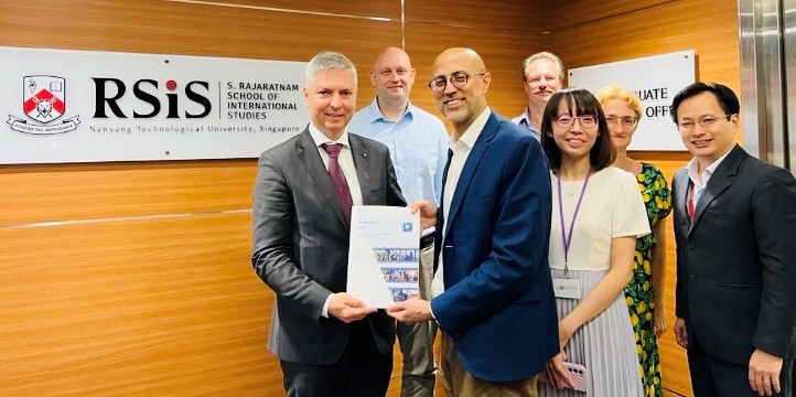 Dr @JochenRehrl presents #EU #CSDP Handbook (Indo-Pacific Edition) to Dr Bhubhindar Singh @RSIS_NTU S. Rajaratnam School of International Studies, Assoc. Dean, Head of Graduate Studies, after an excellent discussion with Dr @MichaelRaska, Dr Joel Ng, Dr Sarah Teo, @EUinSingapore