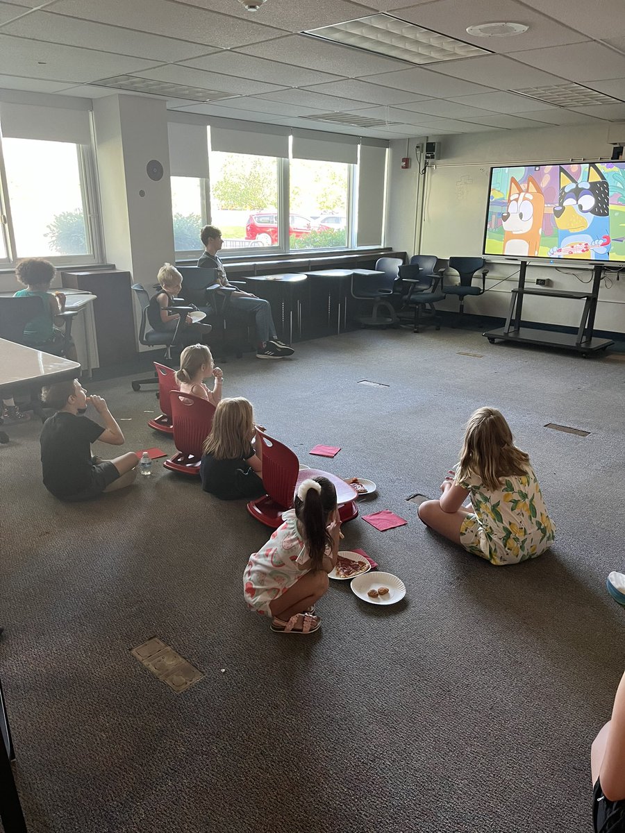 MrsKesslerMath's tweet image. Didn’t take enough photos, but our 2nd Parents Nightout fundraiser was a fun time!  Kickball, water balloons, bubbles, pizza and ice cream sundaes! #MAStudentCouncil #sfcsdproud