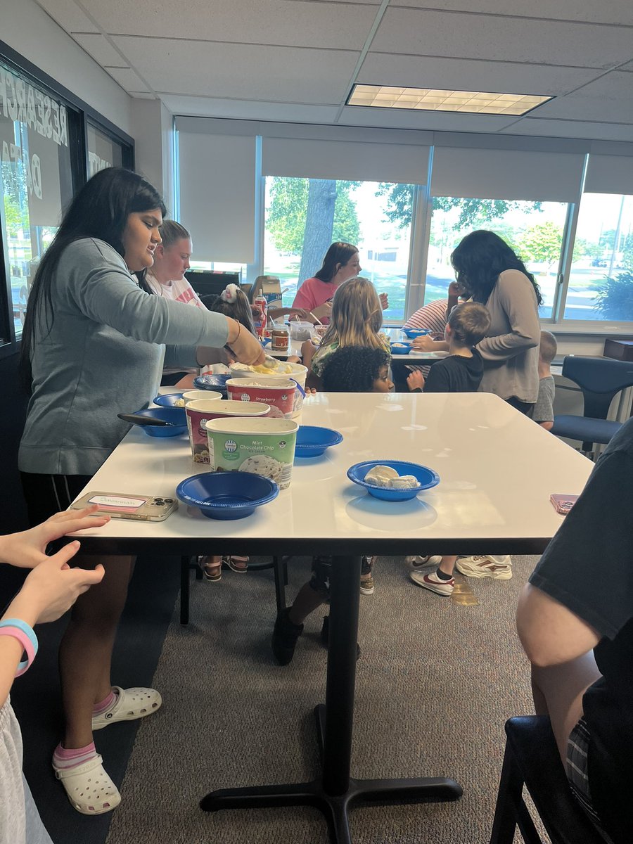 MrsKesslerMath's tweet image. Didn’t take enough photos, but our 2nd Parents Nightout fundraiser was a fun time!  Kickball, water balloons, bubbles, pizza and ice cream sundaes! #MAStudentCouncil #sfcsdproud