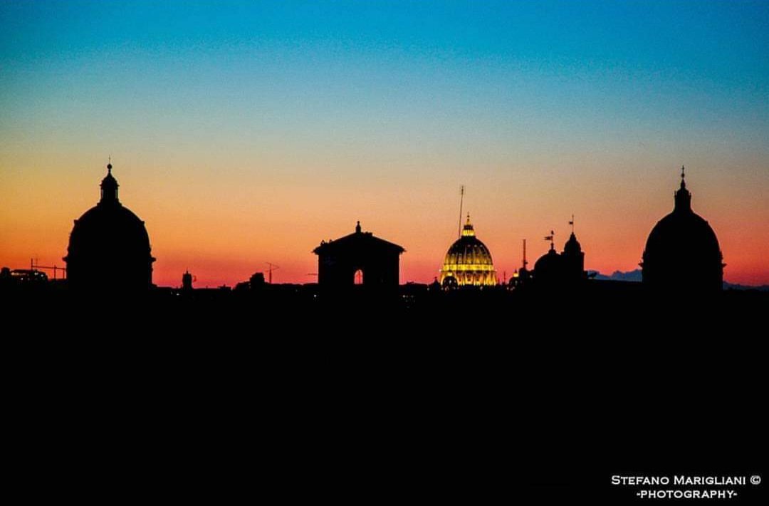 Buongiorno e buon #2giugno da #Roma città testimone della parata #FestadellaRepubblica italiana in via dei #ForiImperiali.
#StefanoMariglianiPhotography
.
#italia #italy #rome #2giugno1946 #repubblica #repubblicaitaliana #2giugno2023 #skyline #sanpietro #sunset #sunrise #sunlight