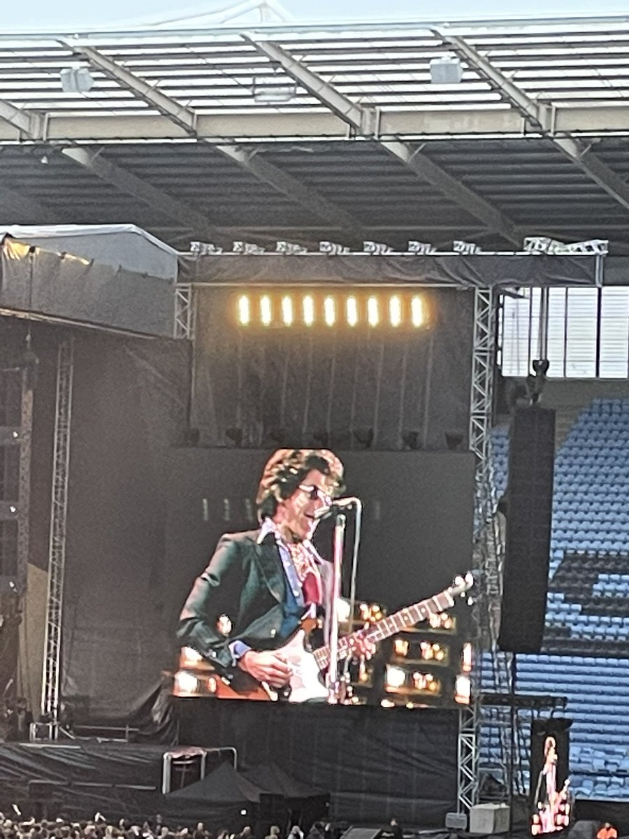 sarah_wilks0412's tweet image. Outstanding gig last night @ArcticMonkeys at Coventry 👏 
#pureclass
#thecartour2023