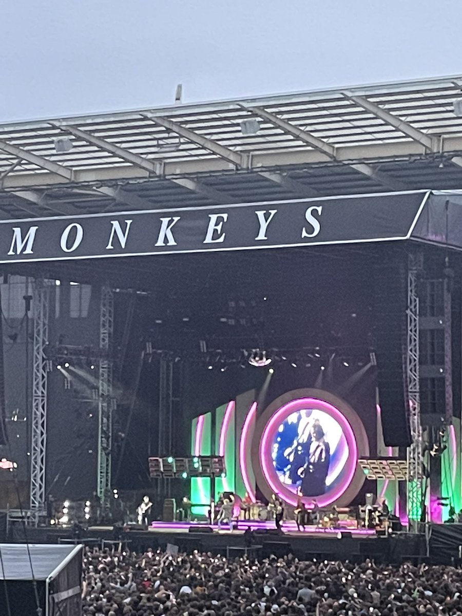 sarah_wilks0412's tweet image. Outstanding gig last night @ArcticMonkeys at Coventry 👏 
#pureclass
#thecartour2023
