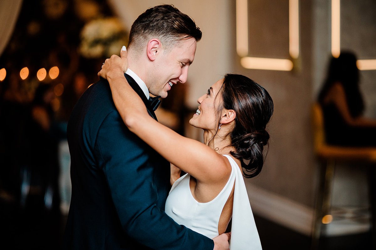 Oh I can't help falling in love with you 💕

📸 Fox + Ivory

#lmstudiochi #chicagoeventvenue #weddingday #chicagoweddings #springbride #chicagobride #bridalinspo