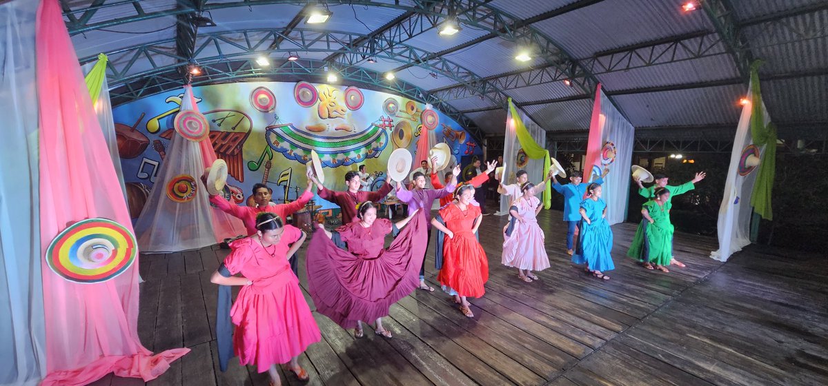 Desde el Mercado de las Artesanidas en un ambiente de alegria, tranquilidad y derroche de cultura disfrutan las familias de Masaya*.
*Jueves de Verbena dedicado a la memoria del  Ing. Orlando Noguera Vega 
PRESENTE , PRESENTE , PRESENTE 🔴⚫✌🏻🎭🥳🪇💃🏼🎸🎊

#AlcaldiadeMasaya