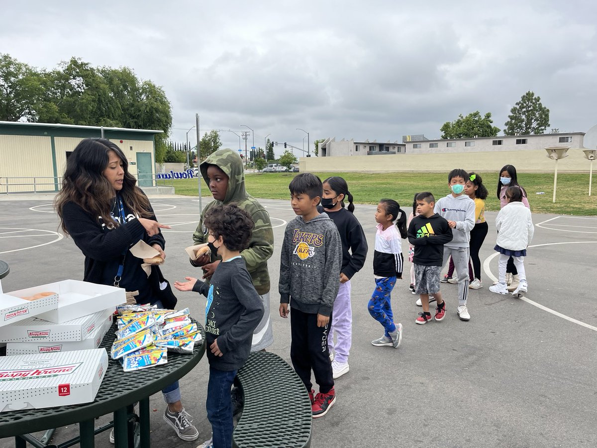 teachertbi's tweet photo. Last buddy activity of the year! Donuts and drinks with our kinder #RascalBuddies! @micheleasprer #RowlandRascals @RascalPride https://t.co/vHHZMP4Cno