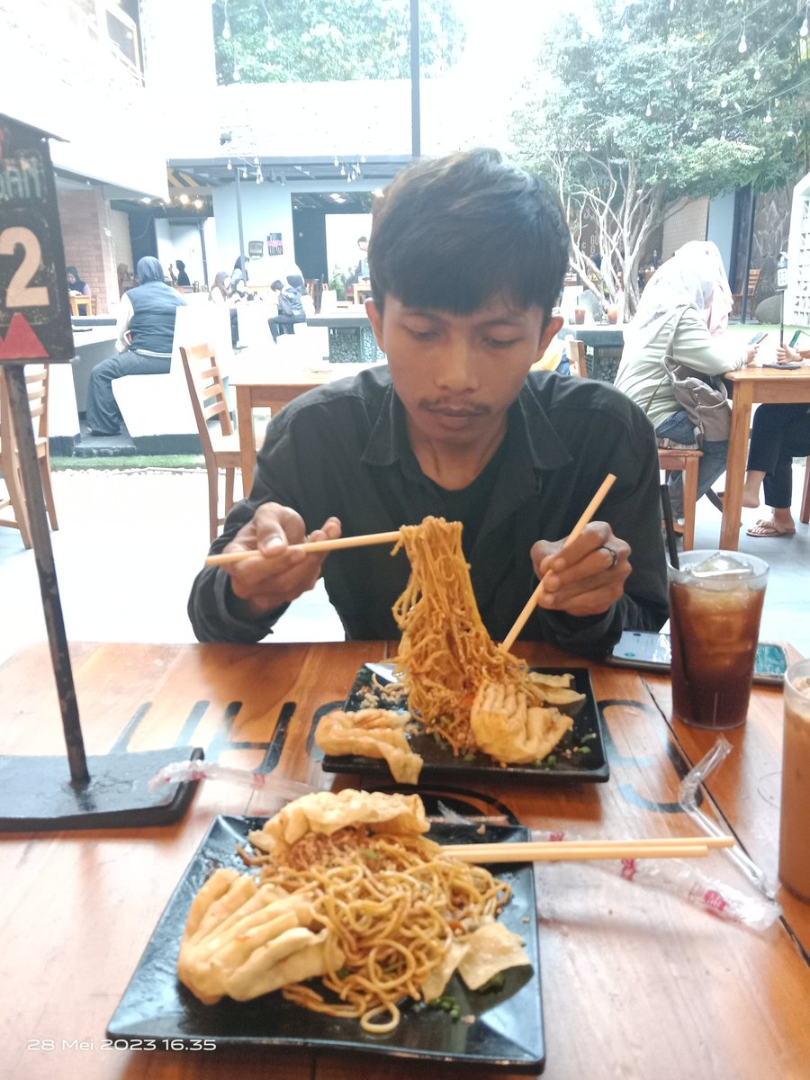 CShaully's tweet photo. Aku selalu berdoa kamu sehat dan rezekinya ngalir terus, karna selain hobi aku marahin kamu aku juga hobi jajan enak sama staycation setelah nikah sama kamu🤣 https://t.co/909EvP4I9a