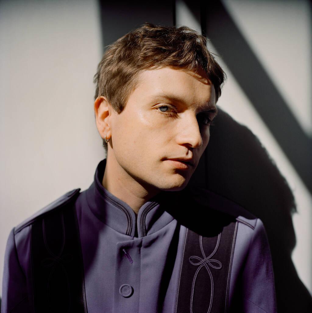 libe's tweet image. Le portrait du jour est consacré à Lukas Ionesco. Emouvant et tenace, le jeune artiste un peu lunaire, issu d’une dynastie particulière, trace son chemin dans la musique, sans s’interdire de nouveaux rôles au cinéma.

➡️ bit.ly/3oHekCZ