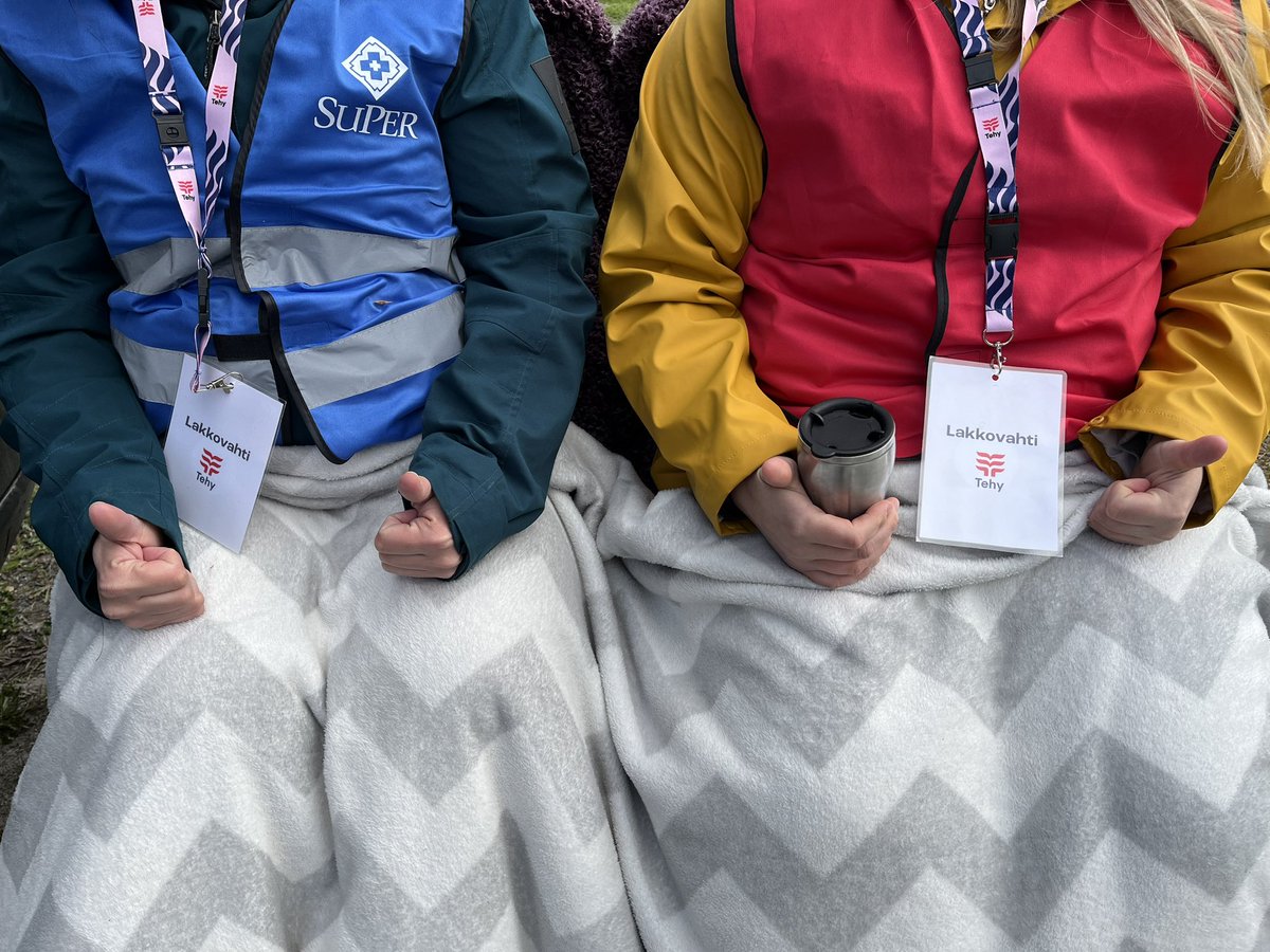 viiviaho's tweet photo. Terveiset kentältä; sataa tai paistaa, periksi ei anneta💪Perusteeton palkkaero poistettava 💪 #superliitto #tehy #ertory https://t.co/hLiJ19r8C6