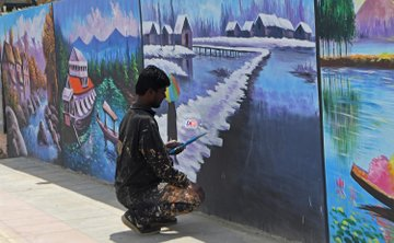 The walls & roads are being painted by the painters under the #SmartCity project of #Srinagar in #JammuKashmir  ahead of #G20 Summit.  
#G20India #G20_in_Kashmir @g20org 
#FridyVibes