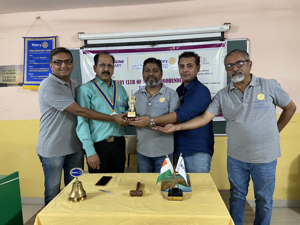 Manthan Editorial team with the winning trophy!
Manthan - our clubs monthly bulletin got the first prize in all Rotary clubs of @RIDist3142 
@santosh_santron @shankarbhagat