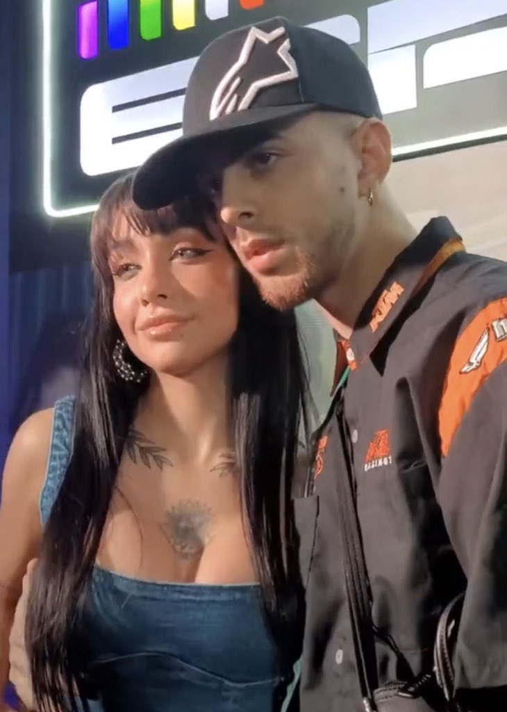 tinimcnuIty's tweet photo. imaginate acompañar a tu novia a un lugar donde está su ex y lo primero que escuchas es “donde hubo fuego cenizas quedan” AAAAAA JSJDKDKDK https://t.co/yWhaTXfzFj