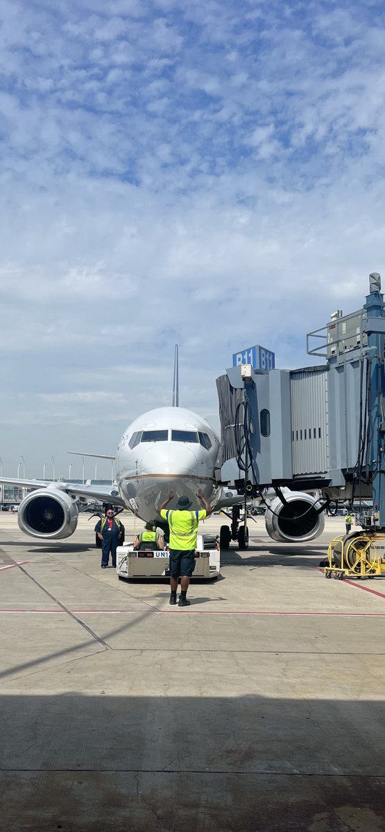 Accelerate gates at ORD having briefings about performance, SOP, safety and companies goals TCI metrics👍🏼 along with  performing 👍🏼😊✈️@KevinSummerlin5 @BsquaredUA @HermesPinedaUA #goodleadstheway #BeingUnited