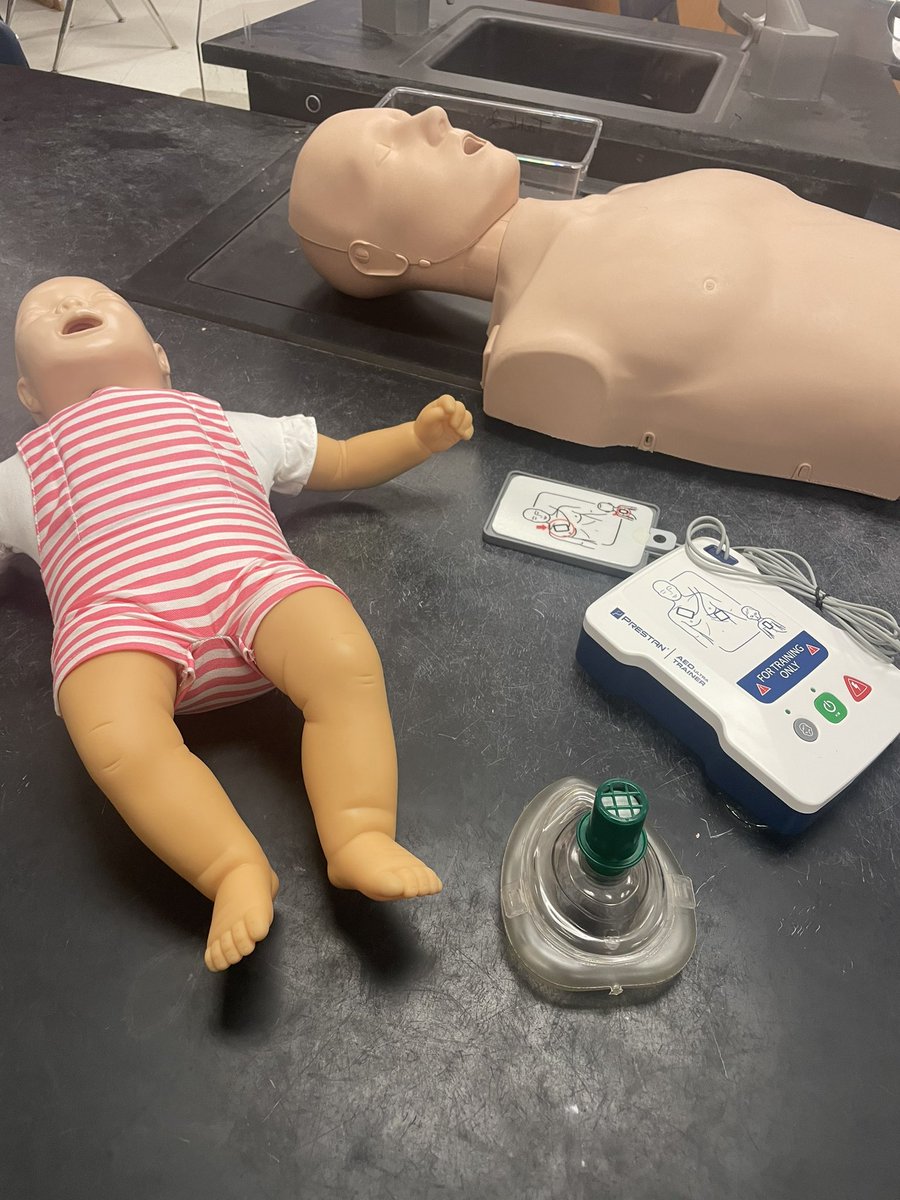 WHOWEPLAYFOR's tweet image. Last week we had ❤️ screenings and participated in the @American_Heart CPR/AED Program at FSUS. All possible thanks to Mrs. Westphal with staff, students and volunteers we had the pleasure of working beside. Can't wait to return and screen more kids in a few months! #WWPF #FSUS