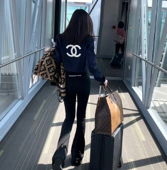 ᅠ
ᅠ

📍𝐁𝐚𝐧𝐝𝐚𝐫 𝐔𝐝𝐚𝐫𝐚 𝐈𝐧𝐭𝐞𝐫𝐧𝐚𝐬𝐢𝐨𝐧𝐚𝐥 — 𝐈 𝐆𝐮𝐬𝐭𝐢 𝐍𝐠𝐮𝐫𝐚𝐡 𝐑𝐚𝐢ㅤ️️ ️️

Pagi buta udah harus kejar-kejaran sama pesawat, untung bisa sampai disini.  
ᅠ
ᅠ
ᅠ