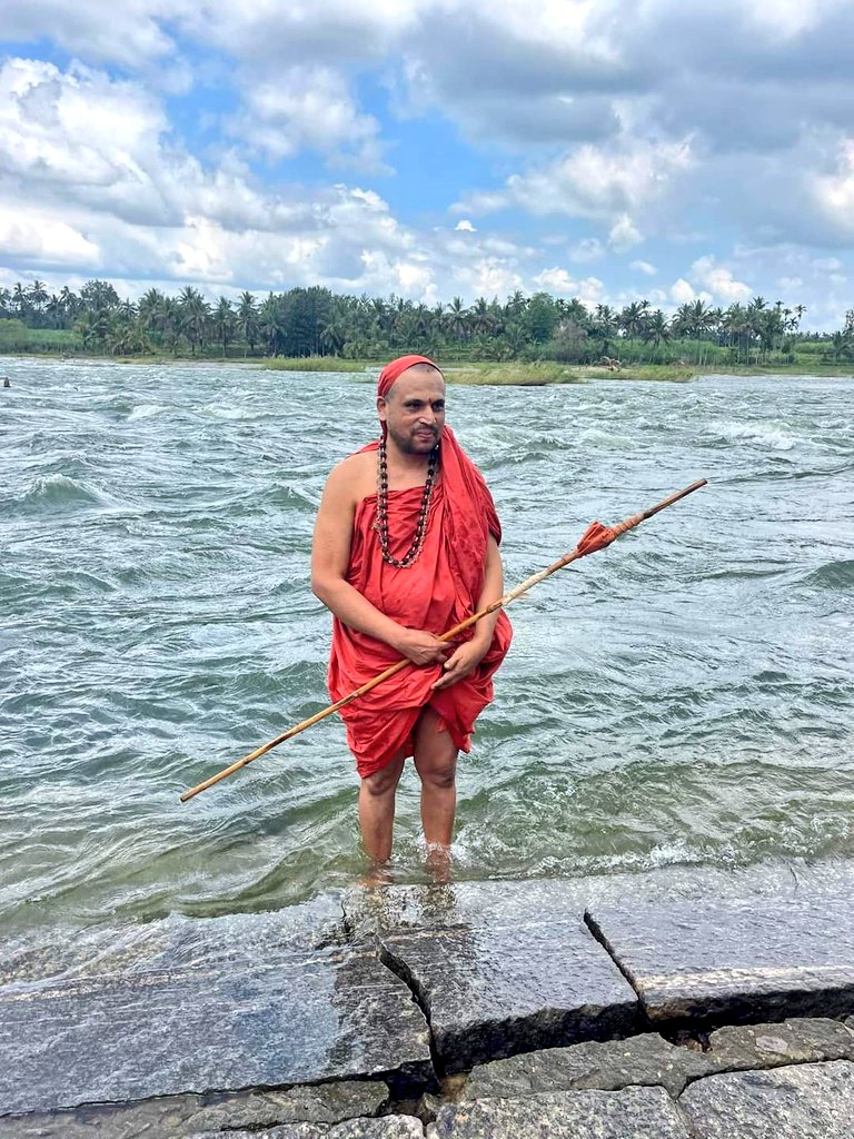 Guru is the reflection of Disciple's faith-
As we trust the helmsman in crossing rivers and sea similarly have trust in your Guru to cross over the ocean of samsara.

Jai Gurudeva 🙏

#ShankaramLokaShankaram