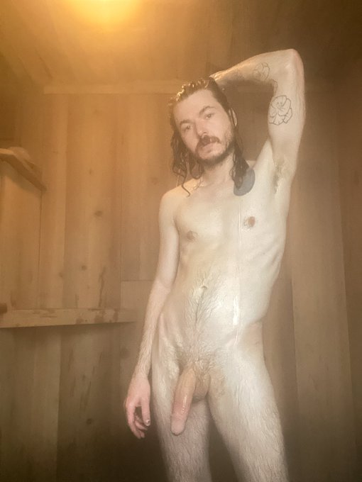 First shower photo from Alaska So steamy 🧼 https://t.co/E8fFe2o0cO