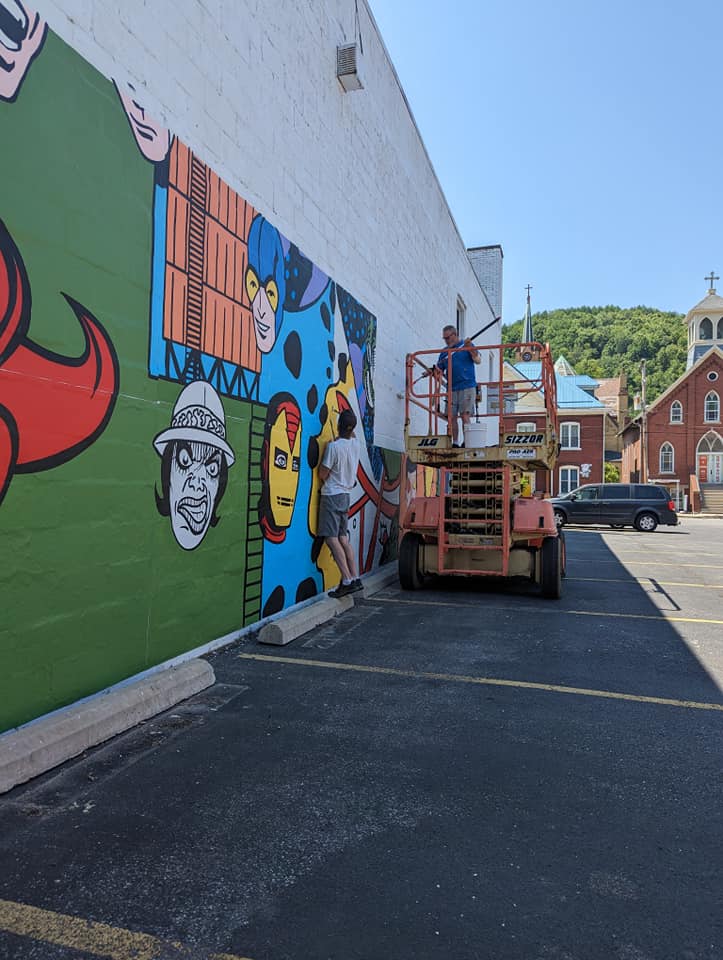 JavierHernandez's tweet photo. The installation team continues their stellar work on my Steve Ditko mural in Johnstown, PA! Can't wait to get back out there and see it in person. Thank you @BottleWorksArt 🙏 https://t.co/Sbsb2mwBaE
