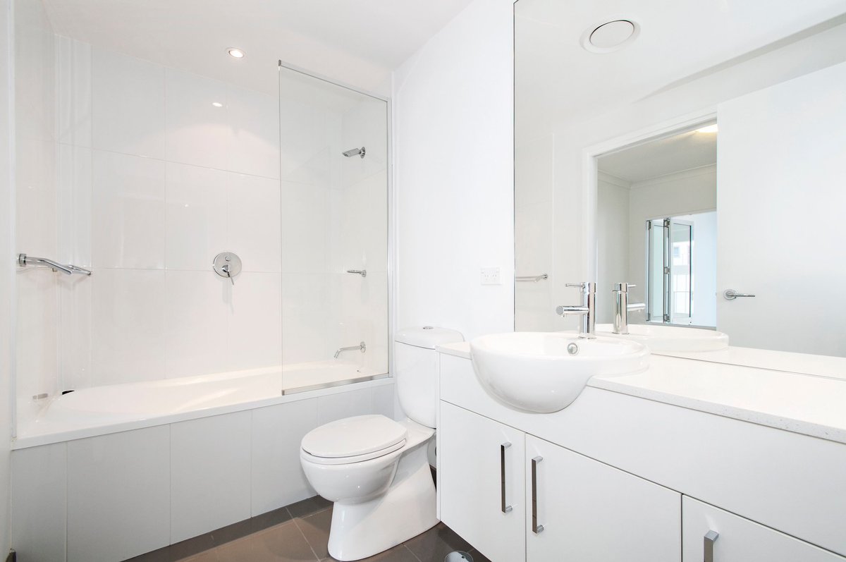 Bathroom remodeling in white #white #whitetiles #whitebathroom  #jobs #remodel #bathroomremodeling  #bathroomdesign #bathroomdeco