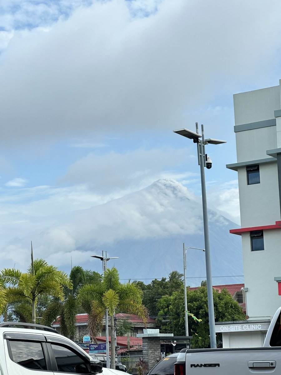 Show time from Legazpi, Albay! Mayon is kinda shy this morning. 🌋✨