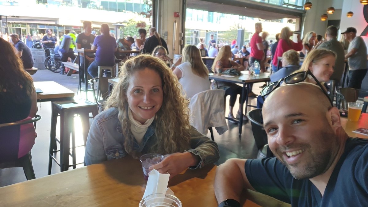 Runlevinger's tweet image. אני ו @AizmanLiza  יושבים בבאר מול ה #modacenter מחכים להופעה של #duranduran ושמים לב, שכולם פה לבנים ומבוגרים.

מרגישים שייכות 🥹