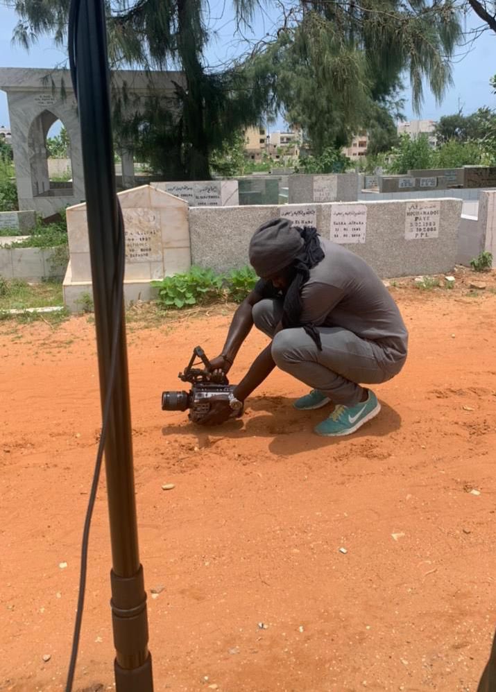 Jambar Dém na en laissant derrière lui un vide. Tout le temps dans les cimetières, il croyait tellement à documentaire et now, il ne pourra plus le mener à terme car il est parti pour toujours. Il est décédé suite à une asphyxie causée par les gaz lacrymogènes.🥹

J’ai mal ! 😭