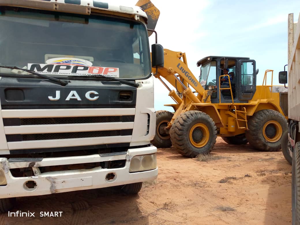Siguiendo con el Plan de Mitigación de Riesgo de la tubería que surte de Agua Potable el Edo. Nva. Esparta, se realizaron 44 viajes en el traslado de material de relleno para colocación de Carpeta asfáltica. #IntegraciónEnLaDiversidad
@GPintoVzla <a href="/GRaulparedes/">Gral. Raúl Paredes</a>
